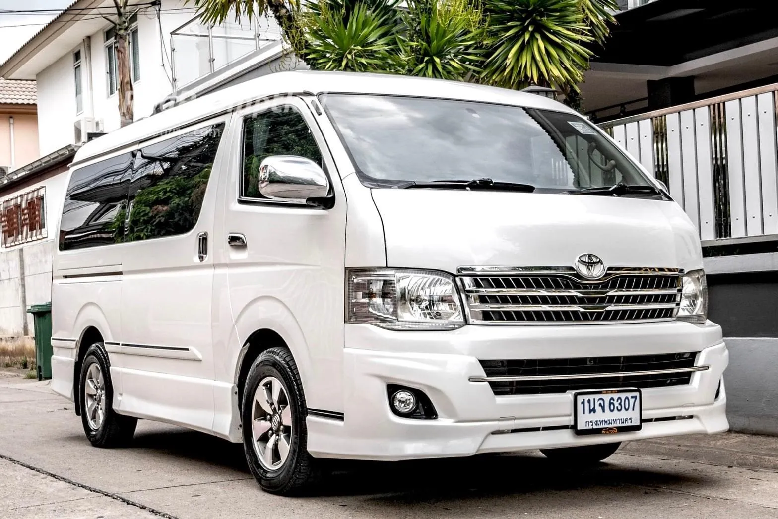 2011-toyota-ventury-27-v-bangkok-42491663