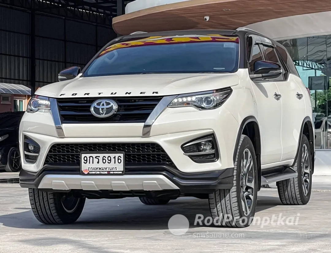 2019-toyota-fortuner-28-trd-sportivo-black-top-4wd-bangkok-0-35328157