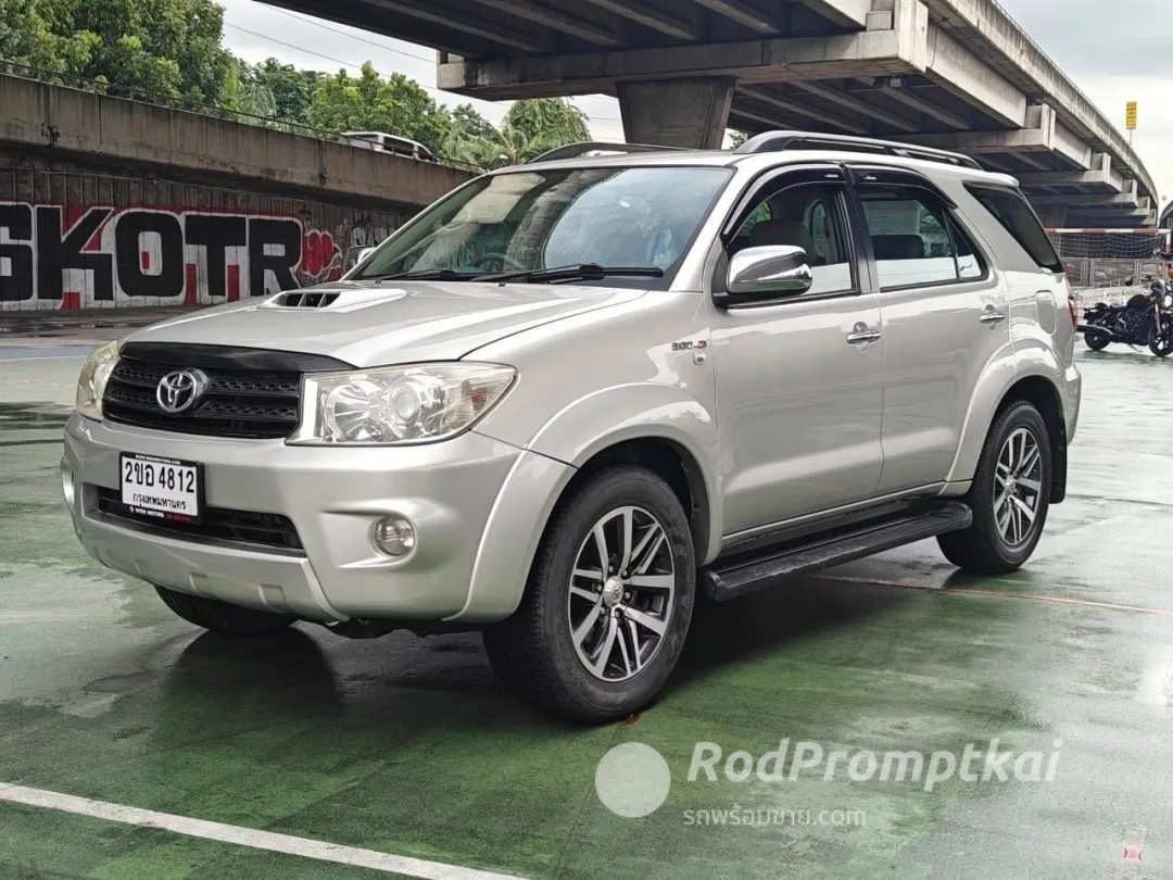 2010-toyota-fortuner-30-v-bangkok-51816223